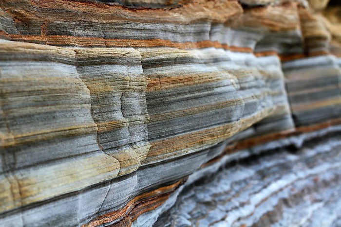 What is the texture of inorganic land-derived sedimentary rocks